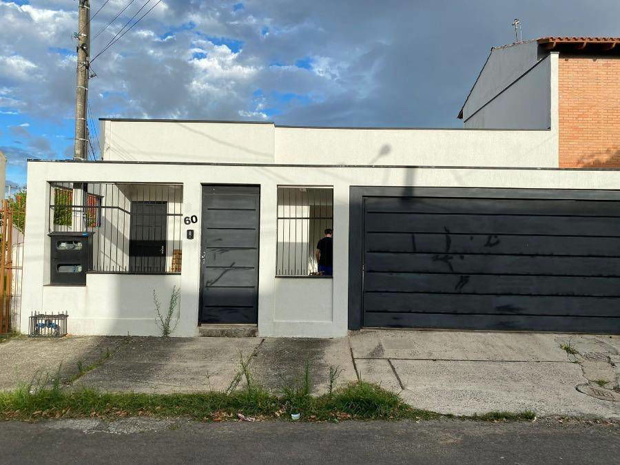 Casa com 4 quartos, 3 banheiros e 324m² construída, ocupada