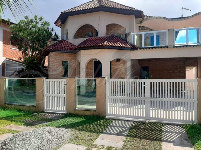 Terreno com casa sobrado em Itanhaém, 4 suítes