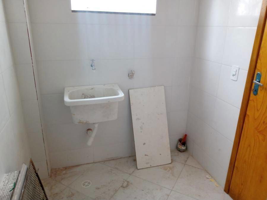 Casa com 3 quartos, 2 banheiros e 75 m² construída, ocupada