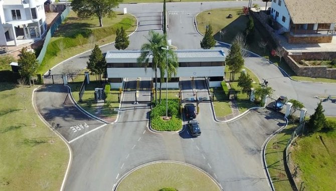 Terreno em Condomínio com Construção Inacabada - Residencial Paradiso