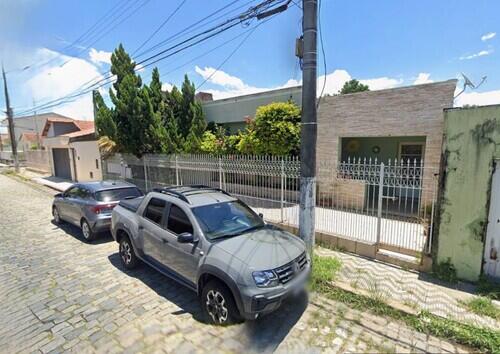 Casa com 4 quartos, 2 banheiros e 1 vaga de garagem, ocupada