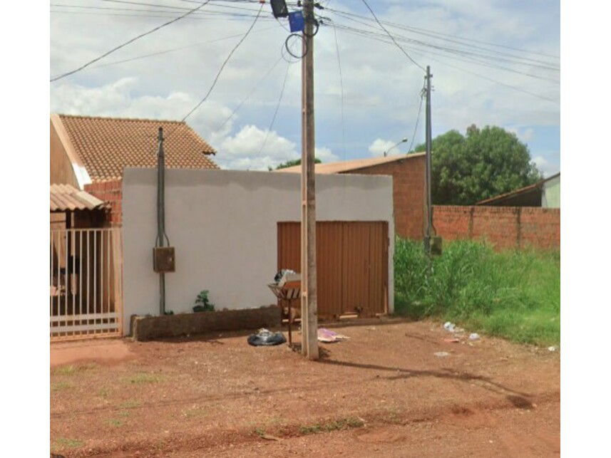 Casa ocupada com 57m² construída e terreno de 180m²