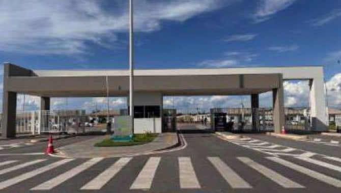 Casa em condomínio com 3 quartos, 2 banheiros e 2 vagas de garagem