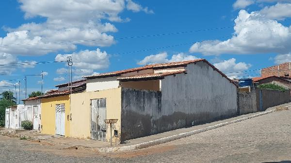 Casa 2 quartos, 1 banheiro, 69m² construída, 1 vaga, desocupada