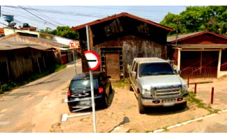 Imóvel Urbano com grande extensão lateral, desocupado