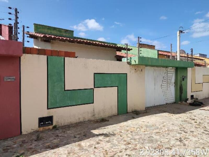 Casa com 2 quartos, 2 banheiros e 1 vaga de garagem