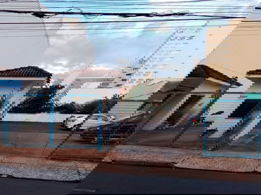 Terreno 800 m² com locatário e renda mensal, usado como estacionamento