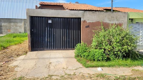 Casa com 2 quartos e 1 banheiro, área construída de 61.87m², desocupada