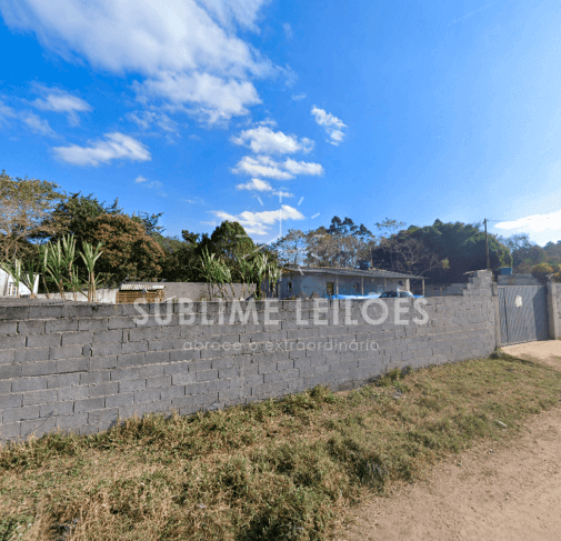 Terreno de 360m² com benfeitorias em Mogi das Cruzes