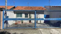Casa ocupada com 80 m² de área construída