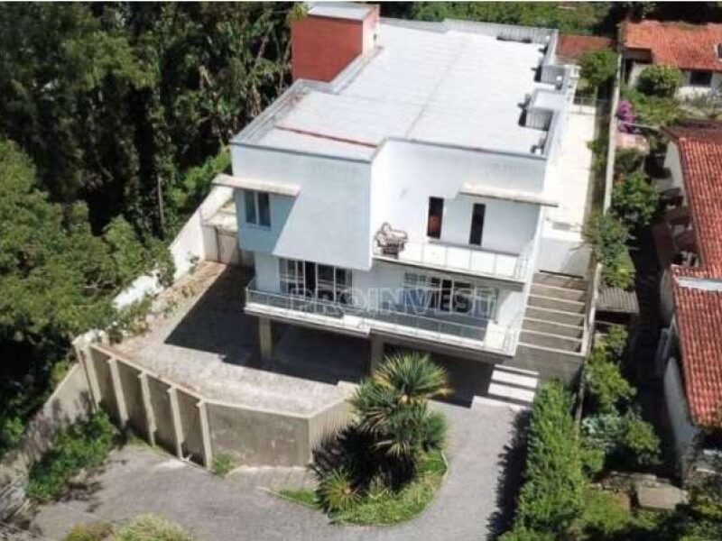 Casa alto padrão em condomínio fechado com 651m² construídos e suíte master de 70m²