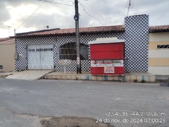 Casa com 4 quartos, 2 banheiros, 220m² área privativa, 2 vagas