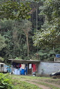Terreno com 173.873,39m², mata fechada e 3 casas simples