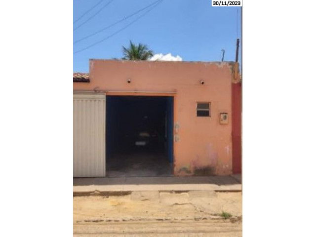 Terreno foreiro com edificação de 56,8m², 329m² total, desocupado