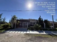 Casa ocupada com 201,8 m² construídos em terreno de 450 m²