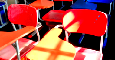 Lote com Cadeiras Universitárias e Ar-Condicionado