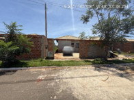 Casa com 2 quartos, 1 banheiro e 1 vaga de garagem