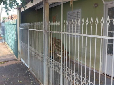Casa ocupada com 138,87 m² em terreno de 200 m²