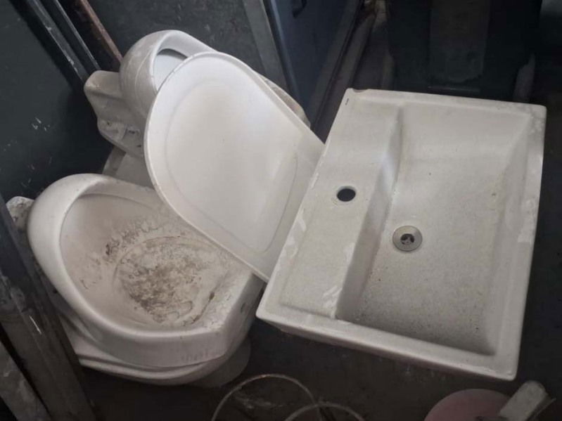 Lote de Materiais: 03 Vasos Sanitários e 02 Mictórios