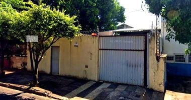 Comercial amplo com 160m² construídos, 2 banheiros e ocupado