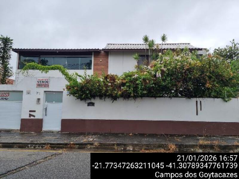 Casa com 4 quartos, 5 banheiros e 4 vagas de garagem