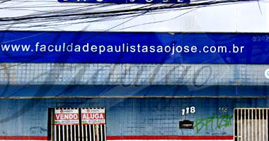 Prédio com 3 andares em estado regular, necessita reparos
