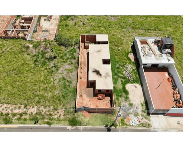 Terreno em Loteamento com Construção Inacabada