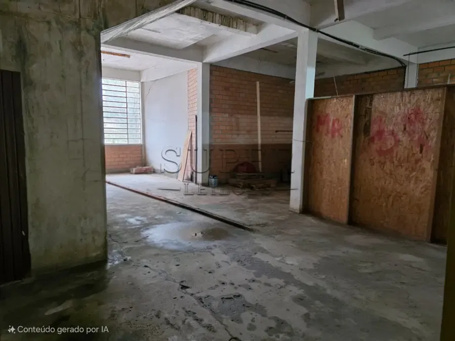Prédio comercial com salão amplo e área construída de 450m²