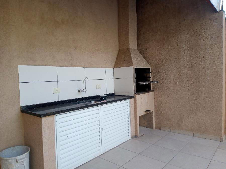 Casa ocupada com 288m² terreno e 242m² construída