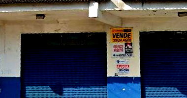 Casa comercial com terreno triangular e ótima localização