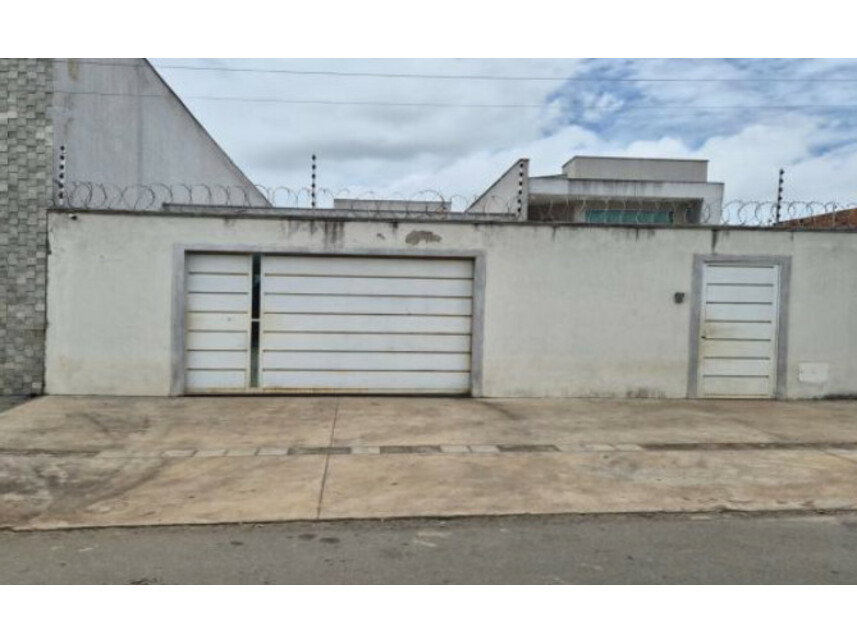 Casa com 3 quartos, 2 banheiros e 158,54m² construídos
