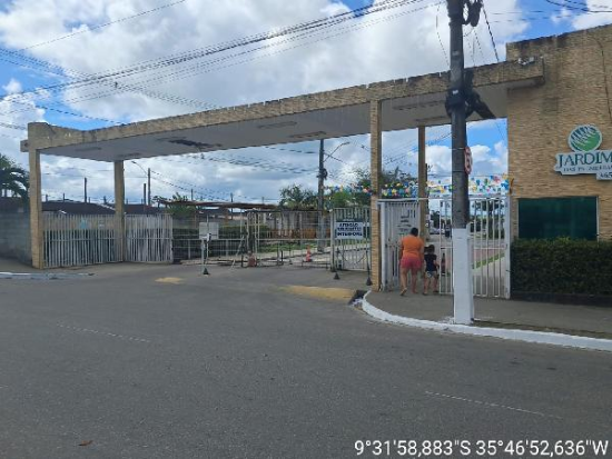 Casa com 2 quartos e 1 vaga em Maceió