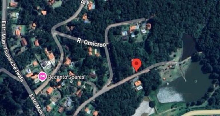 Terreno 2250m² com 3 casas simples, declive leve, desocupado