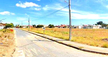 Casa com 3 quartos, 2 banheiros, 198m² construída, desocupada