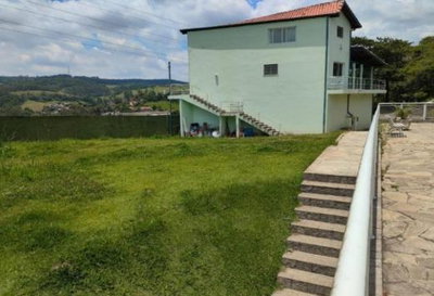 Casa com 5 suítes, área de lazer e 5.381,90 m² de terreno