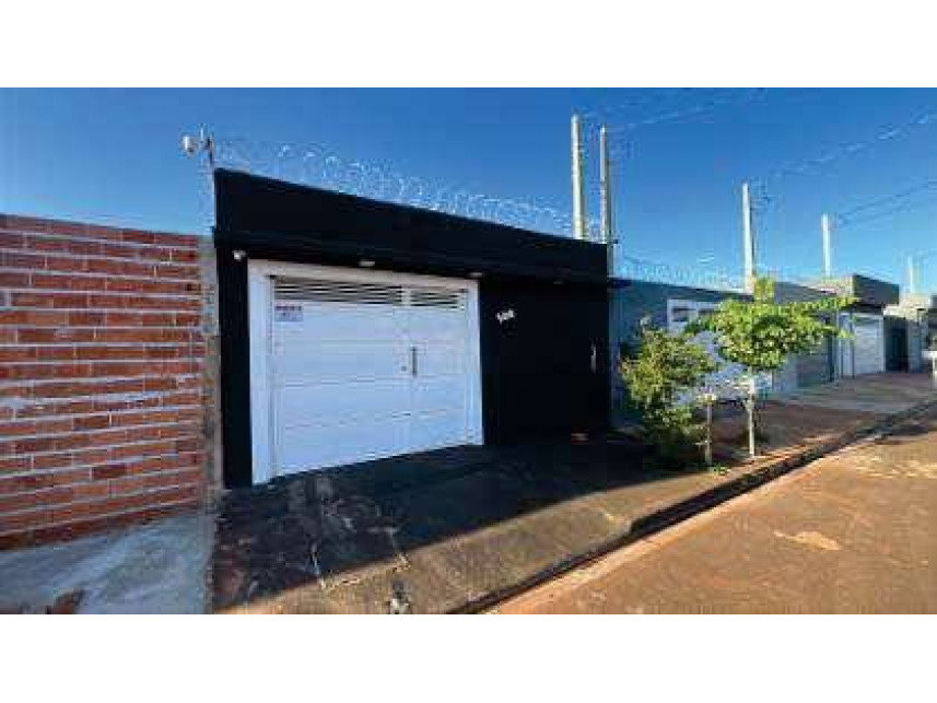 Casa ocupada com 1 vaga e 92 m² construídos