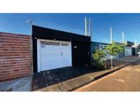 Casa ocupada com 1 vaga e 92 m² construídos