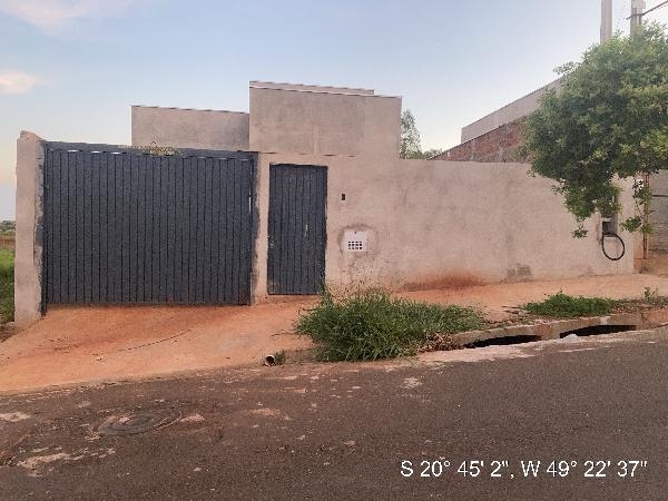 Casa com 2 Quartos, 51m² Construída, 270m² Terreno