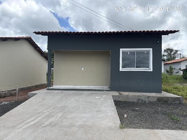 Casa com 2 quartos, 1 banheiro e área de serviço