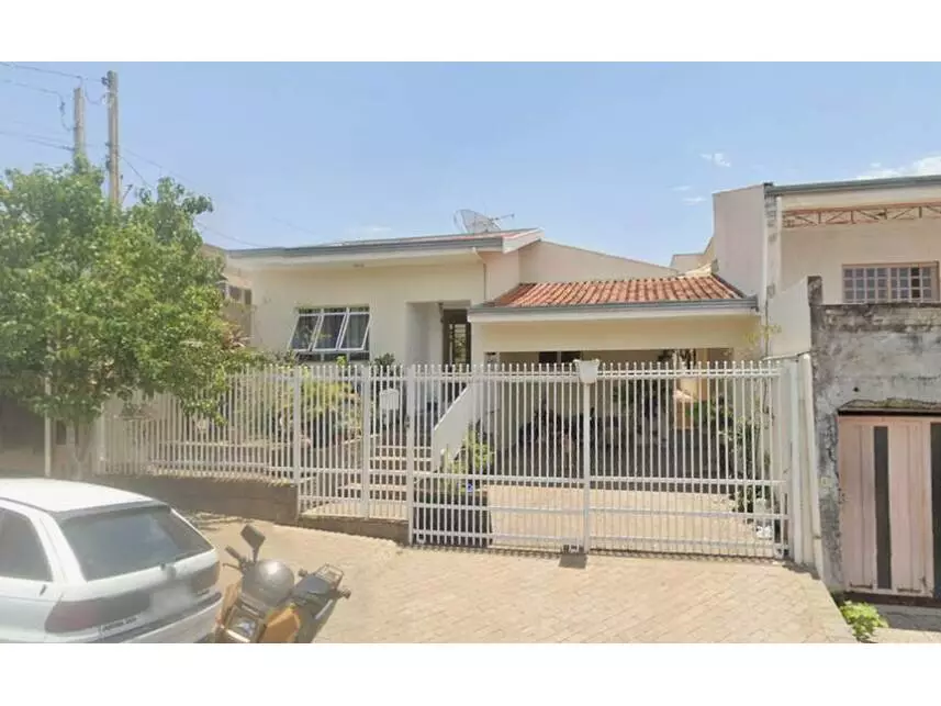 Casa com 1 vaga de garagem, 161m² construídos, ocupada