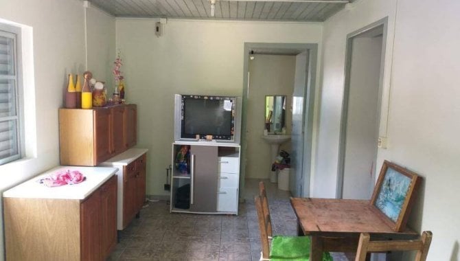 Casa com 6 quartos, 3 banheiros e 2 vagas de garagem