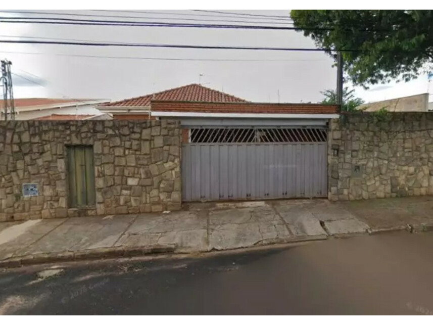 Casa com 2 vagas, 209m² construídos, ocupada