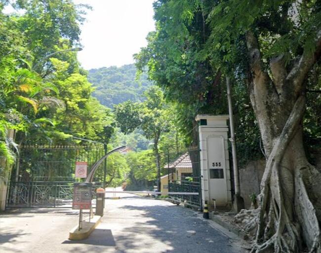 Terreno em condomínio com piscina e segurança 24h
