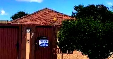 Casa padrão ocupada com 3 quartos, 2 banheiros e 1 vaga