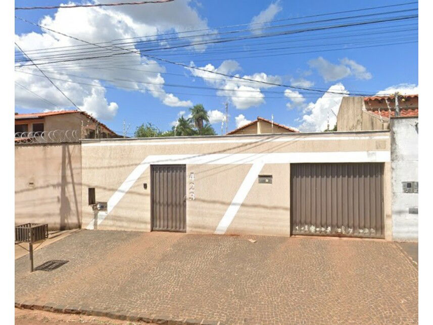 Casa com 482,65m² de terreno e 175,56m² construída em Ituiutaba
