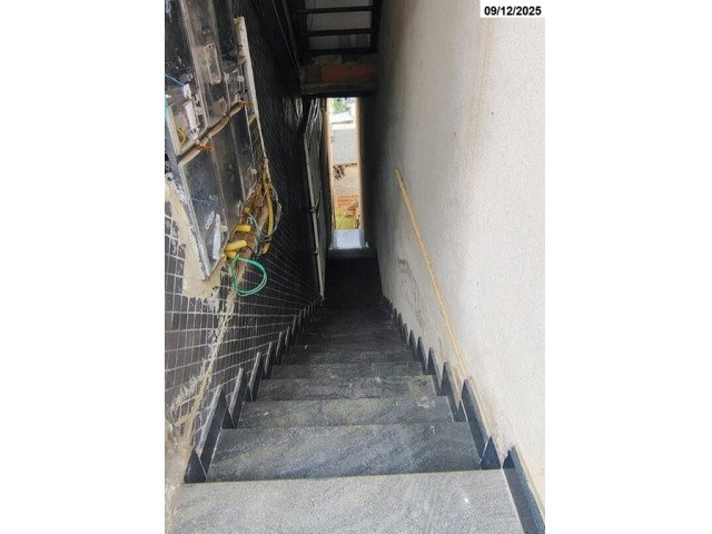 Casa com 2 níveis, 2 quartos, sala, cozinha e banheiro