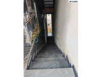 Casa com 2 níveis, 2 quartos, sala, cozinha e banheiro