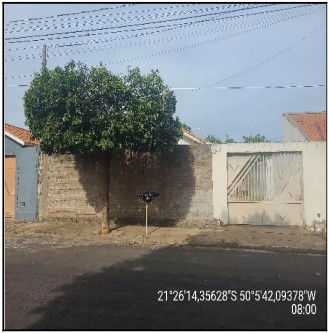 Casa com 2 quartos, 2 banheiros, 79,92m² construída, desocupada