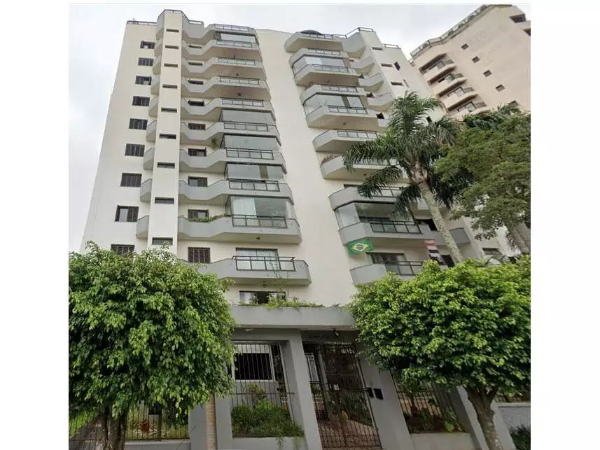Apartamento com 4 Vagas em Leilão