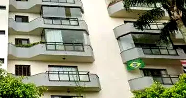 Apartamento Ocupado com 4 Vagas em Leilão